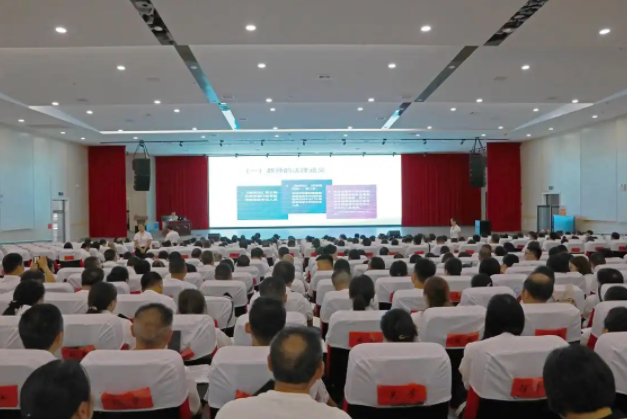 教师们则在专属课堂上快速把握从备课技巧到班级办理的实战秘