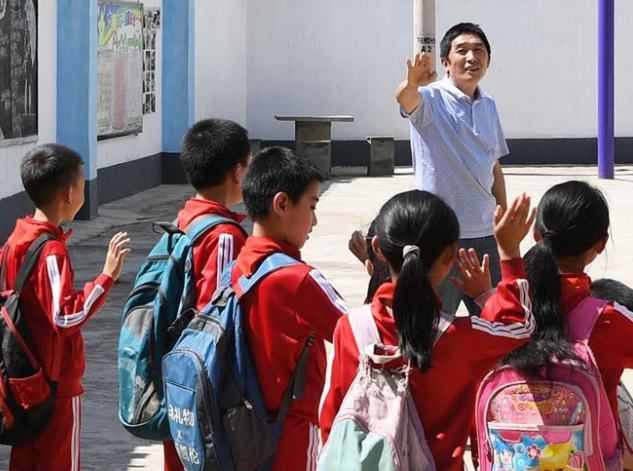 照亮了无数深山学子前行的路也辉映着新时代村庄教育的期望之光