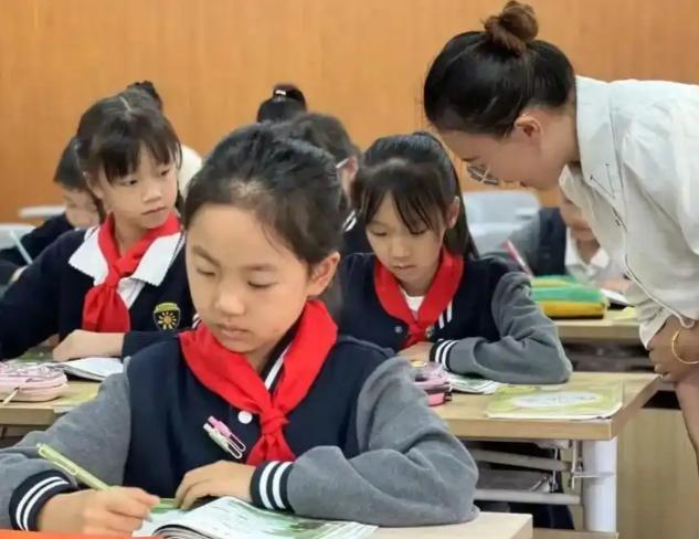 以教育教育思维研讨中心为依托进一步深化教育教育思维的研讨